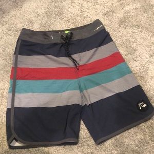 Quicksilver High Line men’s 29 board short